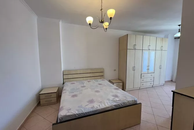 Shtepi ne shitje Apartament ne Tirane, 2+1, Mobilimi E mobiluar, Pagesa 122,000  Euro.