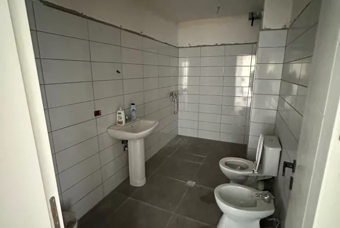 Shtepi ne shitje Apartament ne Tirane, 2+1, Mobilimi Bosh, pa mobiluar, Pagesa 99,200  Euro.