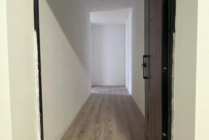 Shtepi ne shitje Apartament ne Tirane, 2+1, Mobilimi Bosh, pa mobiluar, Pagesa 100,000  Euro.