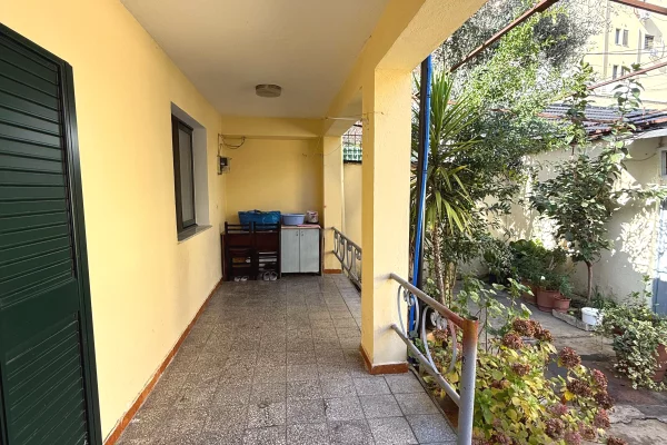 Shtepi me qera 1+1 ne Tirane - 40,000 Leke