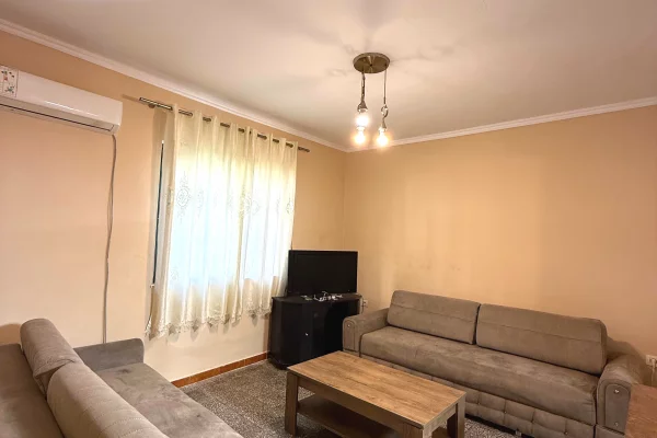 Shtepi me qera Shtepi Private ne Tirane, 1+1, Mobilimi E mobiluar, Pagesa 40,000  Leke.