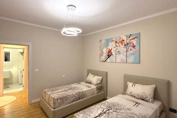 Shtepi ne shitje Apartament ne Tirane, 2+1, Mobilimi E mobiluar, Pagesa 173,000  Euro.