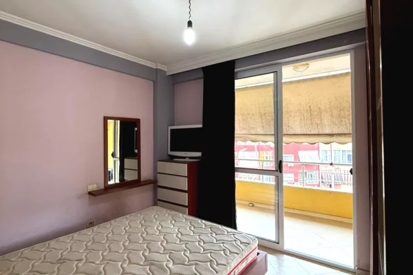 Shtepi ne shitje Apartament ne Tirane, 2+1, Mobilimi Pjeserisht e mobiluar, Pagesa 100,000  Euro.