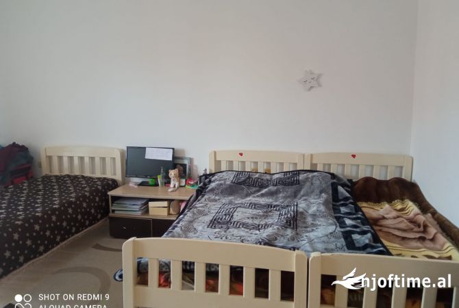 Shtepi me qera Apartament ne Tirane, 2+1, Mobilimi Pjeserisht e mobiluar, Pagesa 300  Euro.