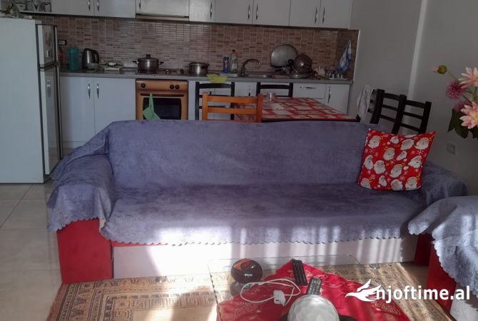 Shtepi me qera Apartament ne Tirane, 2+1, Mobilimi Pjeserisht e mobiluar, Pagesa 300  Euro.