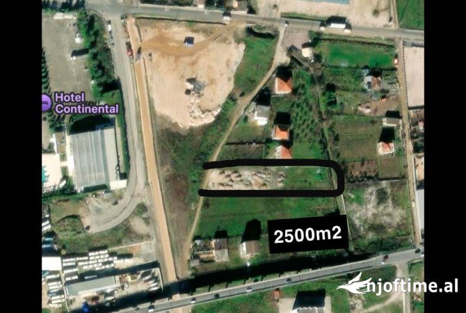 Truall ose Toke  ne Tirane - 900 Euro