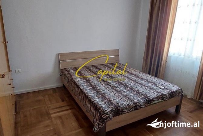 Shtepi me qera Apartament ne Tirane, 3+1, Mobilimi Pjeserisht e mobiluar, Pagesa 1,000  Euro.