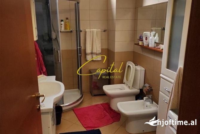Shtepi ne shitje Apartament ne Tirane, 2+1, Mobilimi E mobiluar, Pagesa 288,000  Euro.