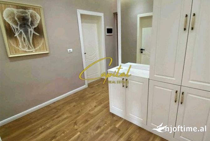 Shtepi ne shitje Apartament ne Tirane, 3+1, Mobilimi E mobiluar, Pagesa 248,000  Euro.