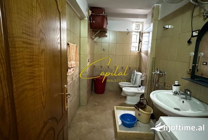 Ambient biznesi me qera 3+1 ne Tirane - 1,000 Euro
