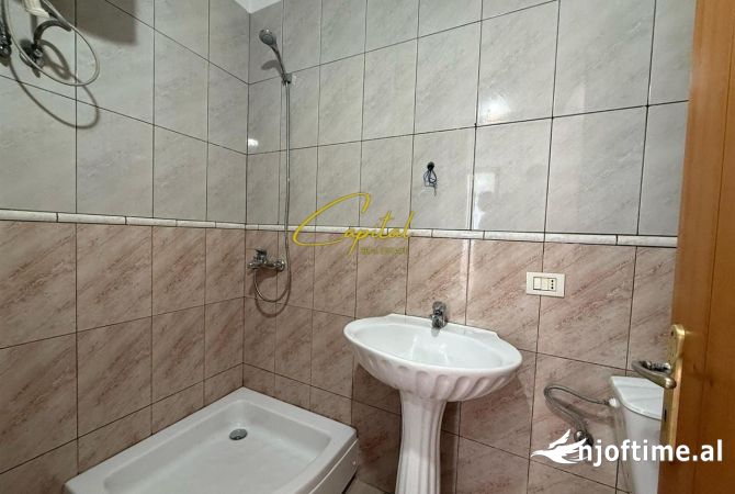 Shtepi ne shitje Apartament ne Tirane, 2+1, Mobilimi Bosh, pa mobiluar, Pagesa 123,000  Euro.