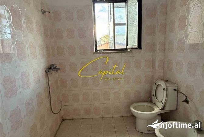 Shtepi ne shitje Apartament ne Tirane, 2+1, Mobilimi Bosh, pa mobiluar, Pagesa 315,000  Euro.