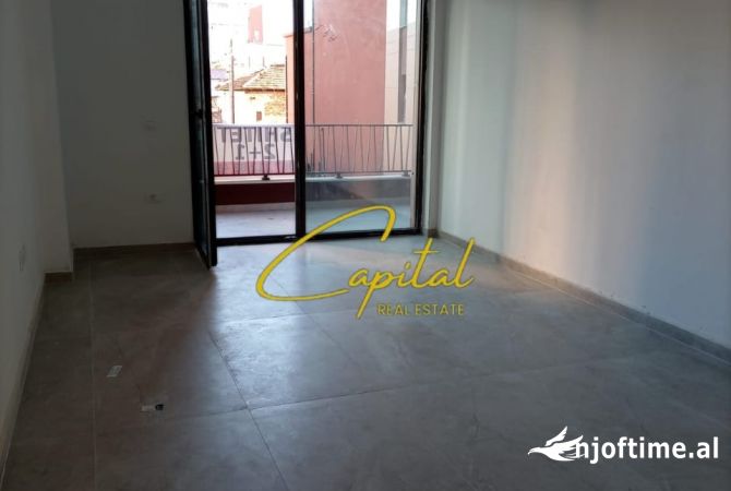 Shtepi ne shitje Apartament ne Tirane, 2+1, Mobilimi Bosh, pa mobiluar, Pagesa 230,000  Euro.
