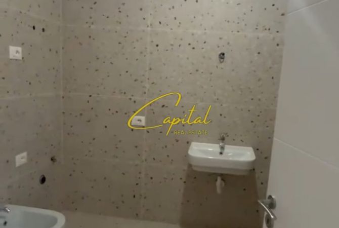 Shtepi ne shitje Apartament ne Tirane, 2+1, Mobilimi Bosh, pa mobiluar, Pagesa 111,000  Euro.