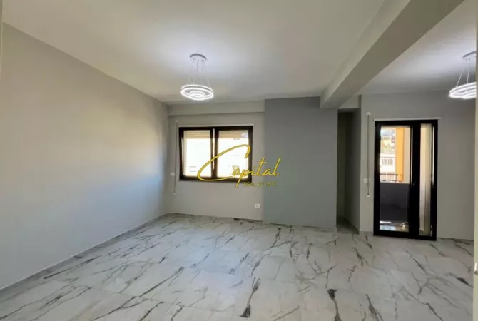 Ambiente Commerciale in Affitto 3+1 a Tirana - 500 Euro