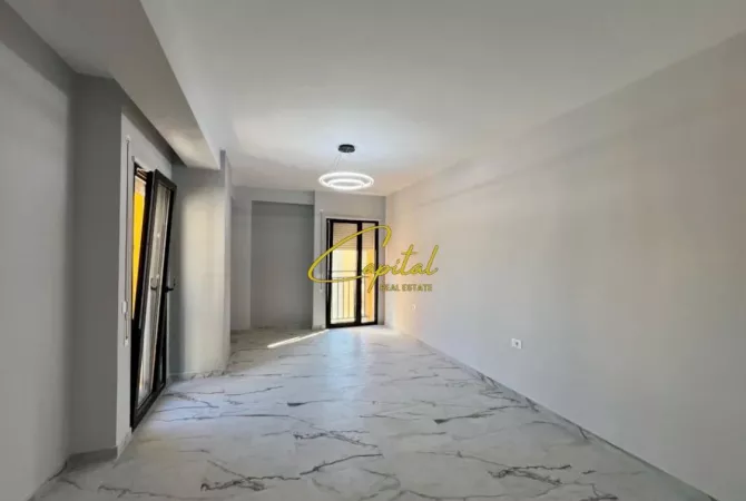 Ambiente Commerciale in Affitto 3+1 a Tirana - 500 Euro