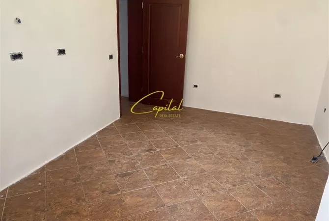Ambiente Commerciale in Affitto 3+1 a Tirana - 650 Euro