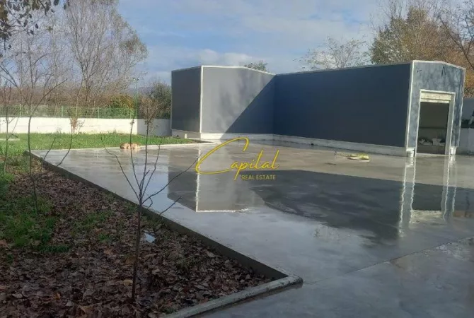 KAPANON ME QERA 1300 M2 RINAS 1.500 EURO