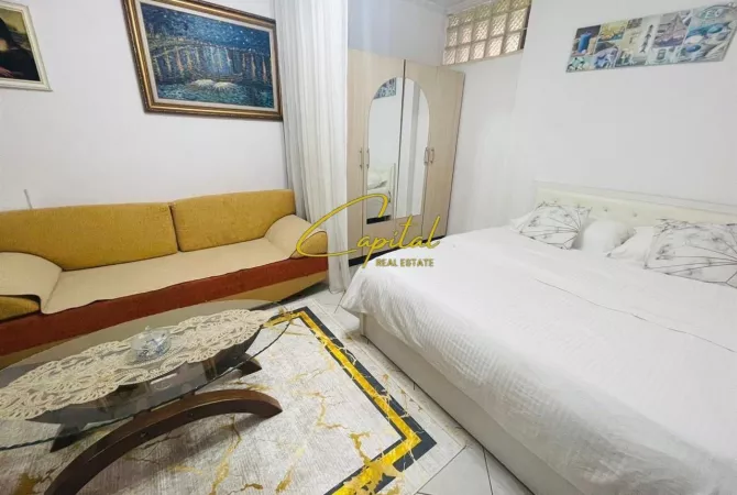 Shtepi ne shitje Apartament ne Tirane, Garsoniere, Mobilimi Bosh, pa mobiluar, Pagesa 100,000  Euro.