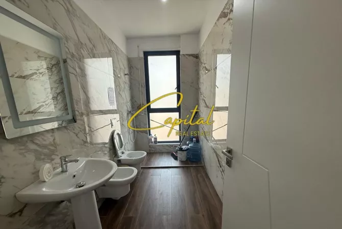 ZYRE ME QERA 136 M2 XHAMLLIKU 70.000 LEKE