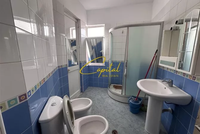 Shtepi me qera Apartament ne Tirane, 3+1, Mobilimi Pjeserisht e mobiluar, Pagesa 550  Euro.