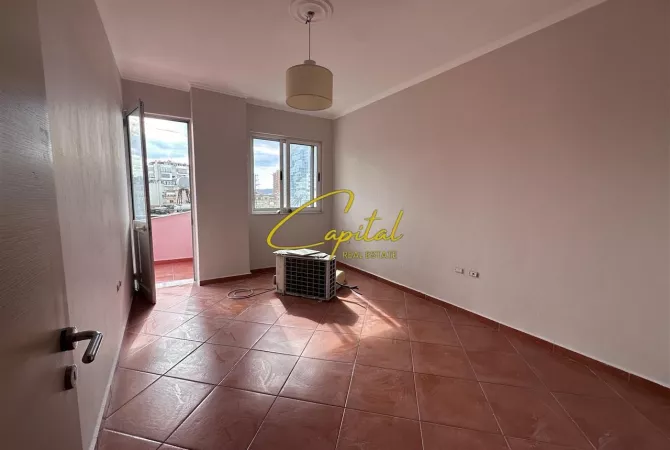 Ambiente Commerciale in Affitto 3+1 a Tirana - 550 Euro