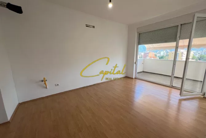 Ambiente Commerciale in Affitto 3+1 a Tirana - 70,000 Leke