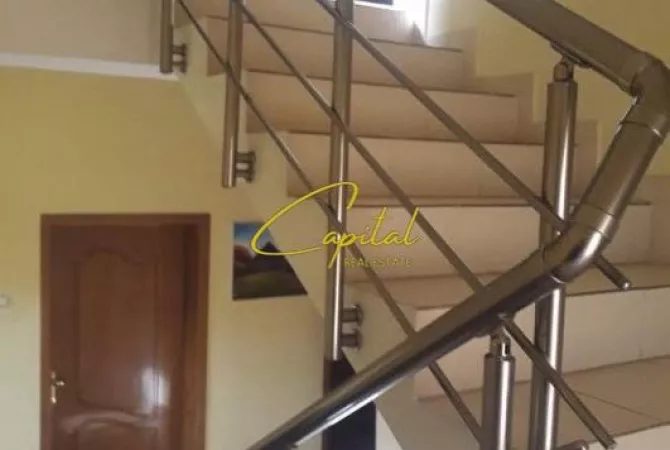 Shtepi me qera Vila Luksoze ne Tirane, 3+1, Mobilimi E mobiluar, Pagesa 2,000  Euro.