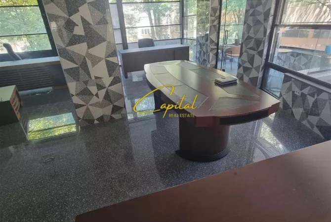 Ambjent biznesi me qera 3+1 ne Tirane - 600 Euro