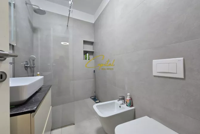 Shtepi me qera Apartament ne Tirane, 3+1, Mobilimi E mobiluar, Pagesa 1,000  Euro.