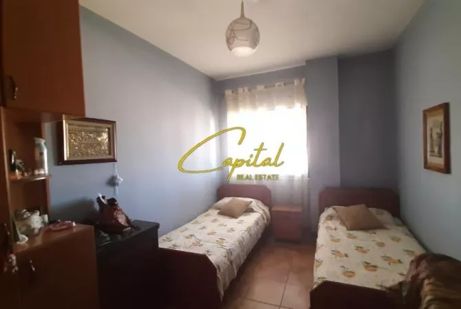 Shtepi ne shitje Apartament ne Tirane, 3+1, Mobilimi E mobiluar, Pagesa 170,000  Euro.