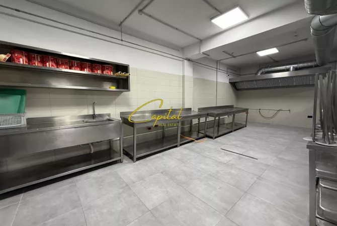 MAGAZINE ME QERA 1.200 M2 CASA ITALIA 8000 EURO