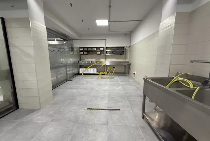 MAGAZINE ME QERA 1.200 M2 CASA ITALIA 8000 EURO