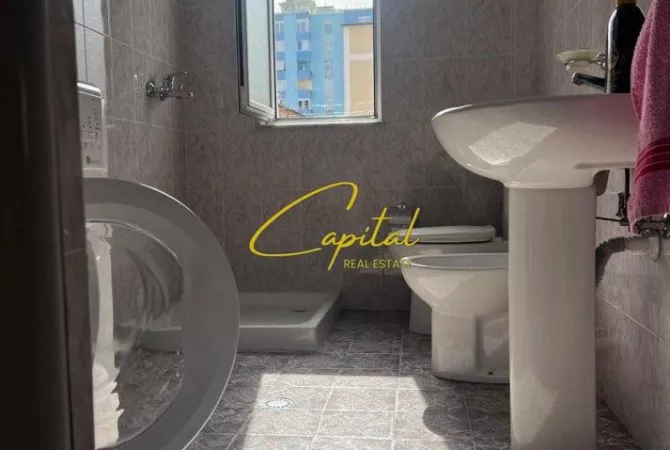 Shtepi ne shitje Apartament ne Tirane, 2+1, Mobilimi E mobiluar, Pagesa 195,000  Euro.