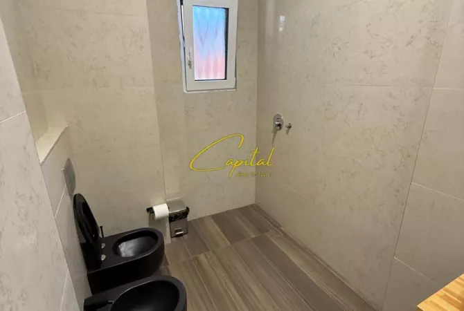 Shtepi ne shitje Apartament ne Tirane, 2+1, Mobilimi E mobiluar, Pagesa 450,000  Euro.