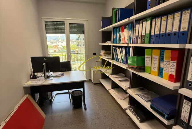 Shtepi ne shitje Apartament ne Tirane, 2+1, Mobilimi E mobiluar, Pagesa 450,000  Euro.