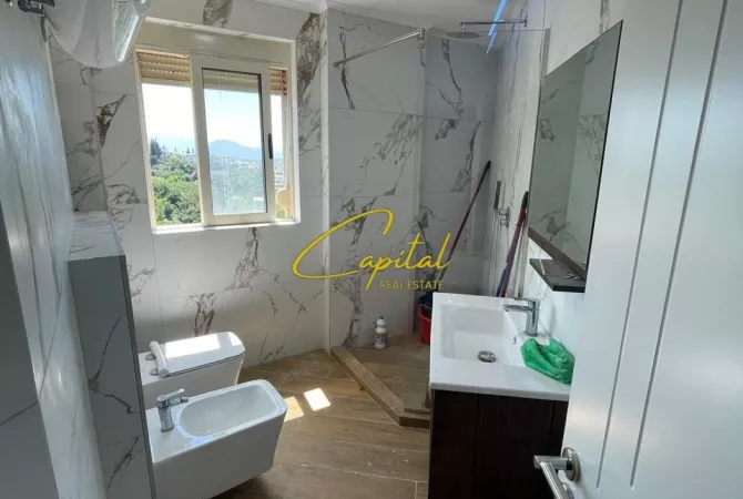 Shtepi ne shitje Apartament ne Tirane, 3+1, Mobilimi E mobiluar, Pagesa 124,000  Euro.