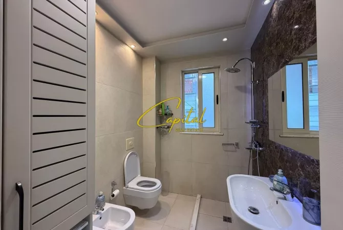 Shtepi me qera Apartament ne Tirane, 2+1, Mobilimi E mobiluar, Pagesa 700  Euro.