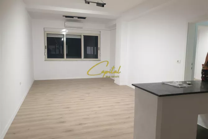 Ambiente Commerciale in Affitto 3+1 a Tirana - 900 Euro