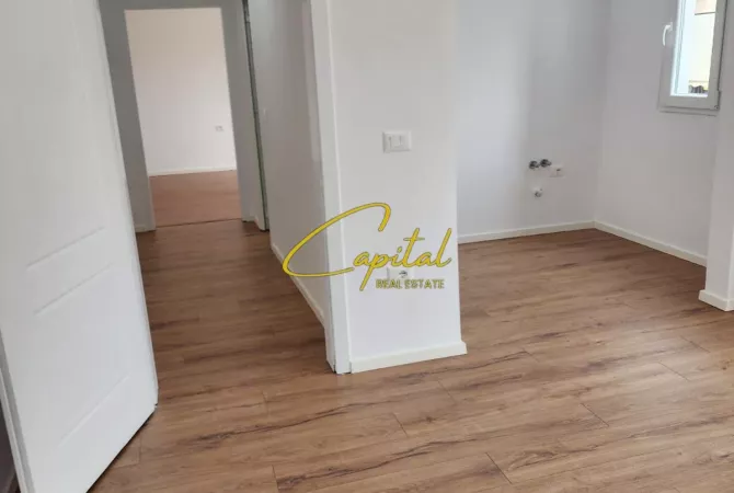 Shtepi ne shitje Apartament ne Tirane, 1+1, Mobilimi Bosh, pa mobiluar, Pagesa 95,000  Euro.