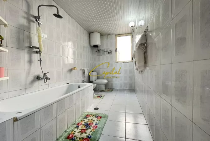 Shtepi me qera Apartament ne Tirane, 2+1, Mobilimi E mobiluar, Pagesa 50,000  Leke.