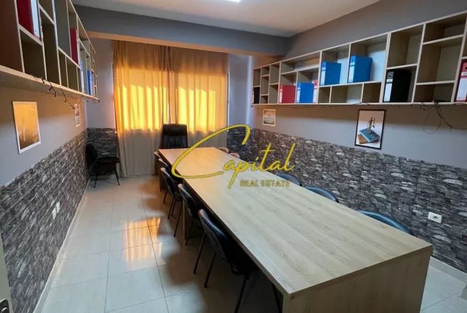 Ambient biznesi me qera 3+1 ne Tirane - 45,000 Leke