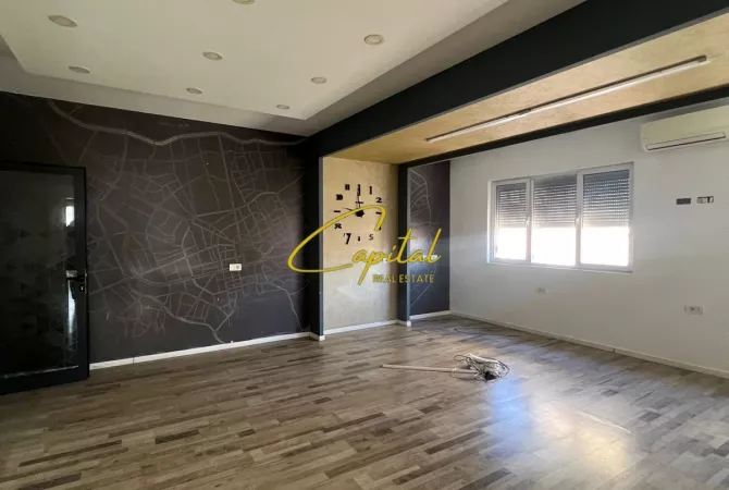 Ambiente Commerciale in Affitto 3+1 a Tirana - 140,000 Leke