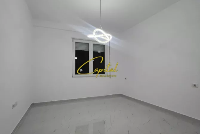 Ambiente Commerciale in Affitto 3+1 a Tirana - 650 Euro
