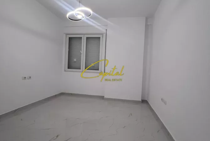 Ambiente Commerciale in Affitto 3+1 a Tirana - 650 Euro