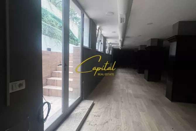 Ambiente Commerciale in Affitto 3+1 a Tirana - 950 Euro