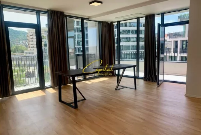 Ambiente Commerciale in Affitto 3+1 a Tirana - 1,850 Euro