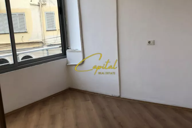 Business Property for Rent 3+1 in Tirana - 150,000 Leke