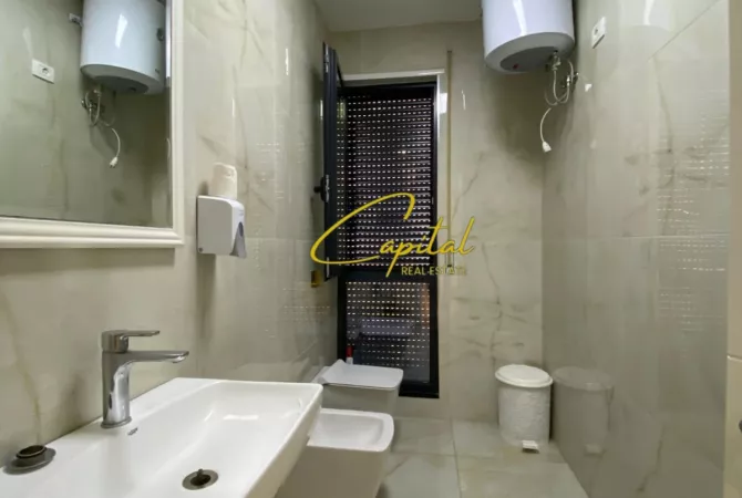 AMBIENT BIZNESI ME QERA 315 M2 RRUGA E BARRIKADAVE 4.600 EURO