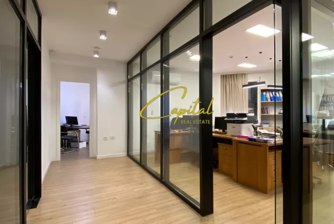 AMBIENT BIZNESI ME QERA 315 M2 RRUGA E BARRIKADAVE 4.600 EURO